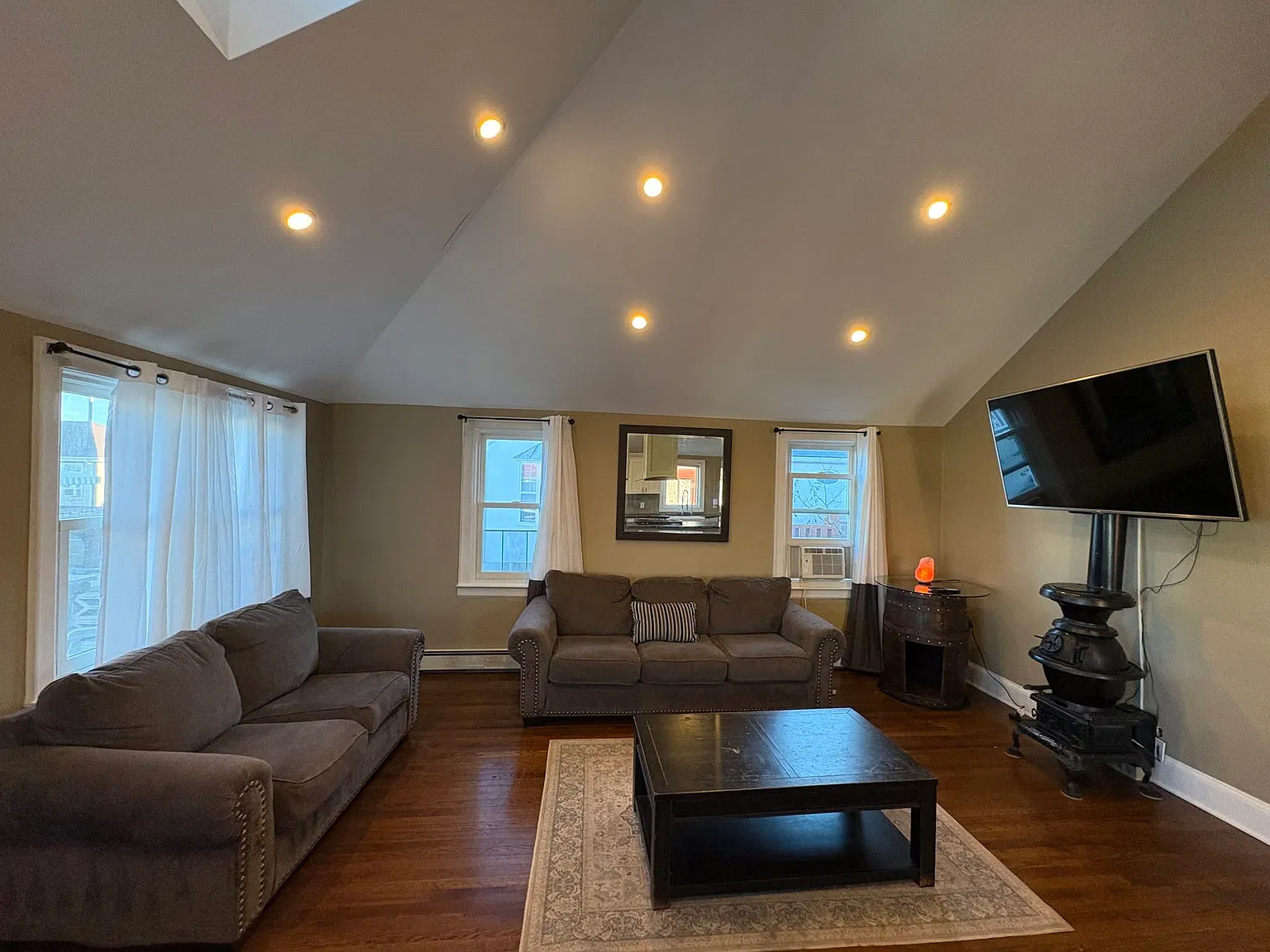 3 bed, 1200 sqft, $4,200 — Photo 4