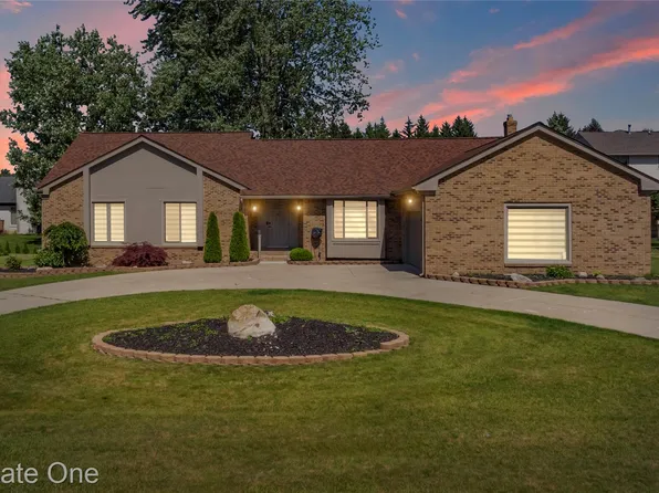 6709 Brookeshire Dr, West Bloomfield, MI 48322