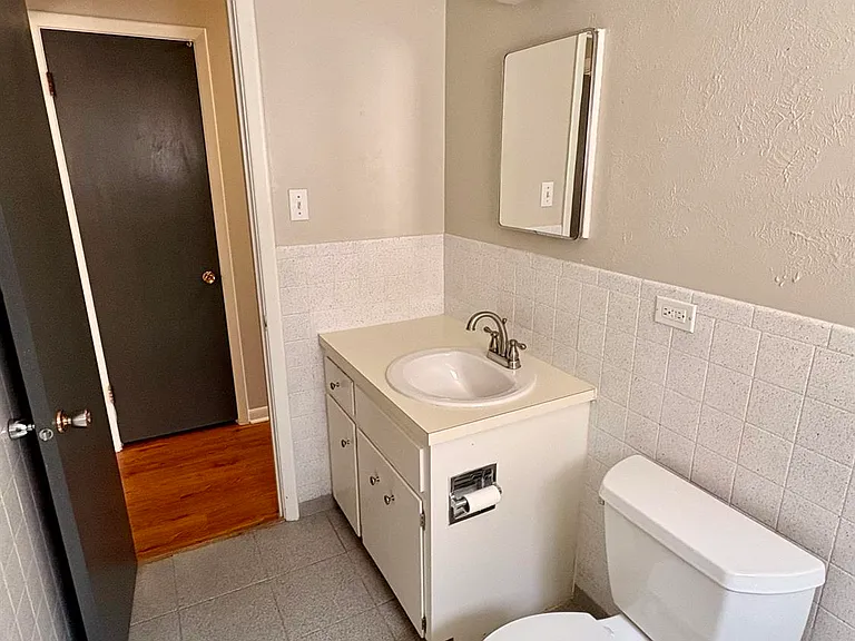 1355 Monroe St Apartments — Photo 17