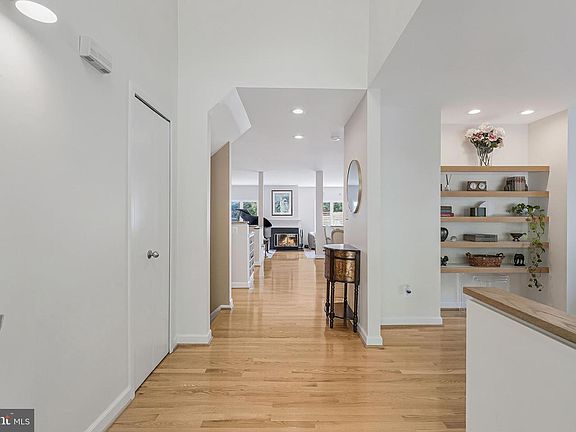 4th image of 1933 Lakeport Way