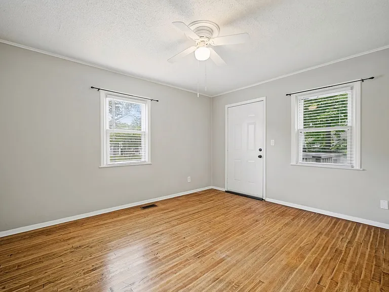 539 Austin St — Photo 13