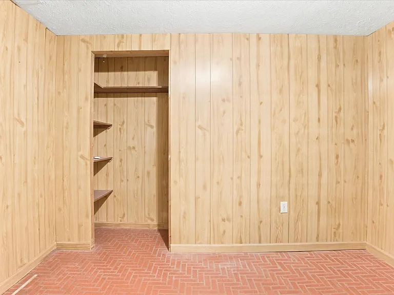 102 Linwood Ct — Photo 73