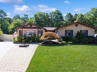 18 Grady Ln, Coram, NY 11727