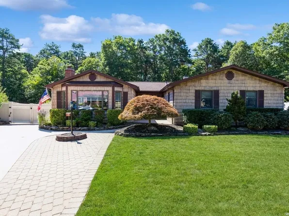 18 Grady Lane, Coram, NY 11727