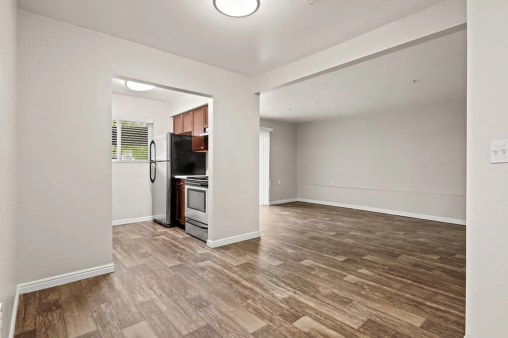 Monaco Apartments — Photo 4