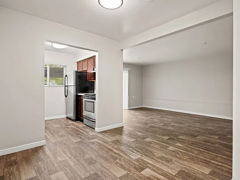 Monaco Apartments — Photo 4