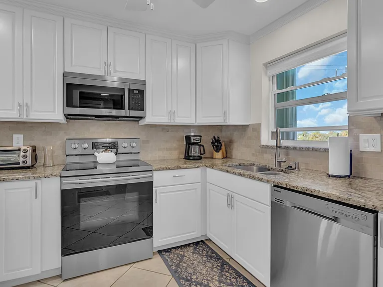 4049 Ocean Dr #201 — Photo 9