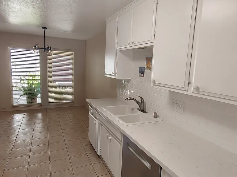 613 Edgebrook Ct — Photo 11