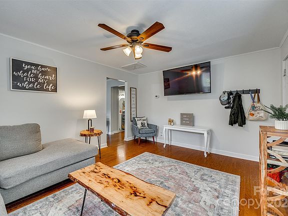 4th image of 221 Leisure Ln