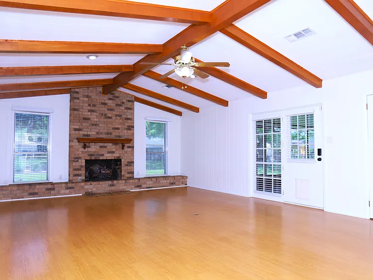 115 Irwin Rd — Photo 2