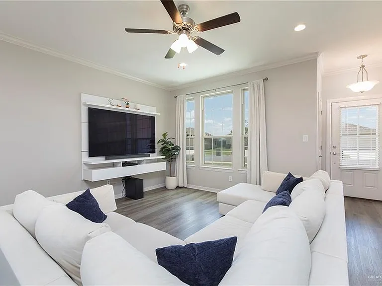 2108 N Sonador Dr — Photo 3