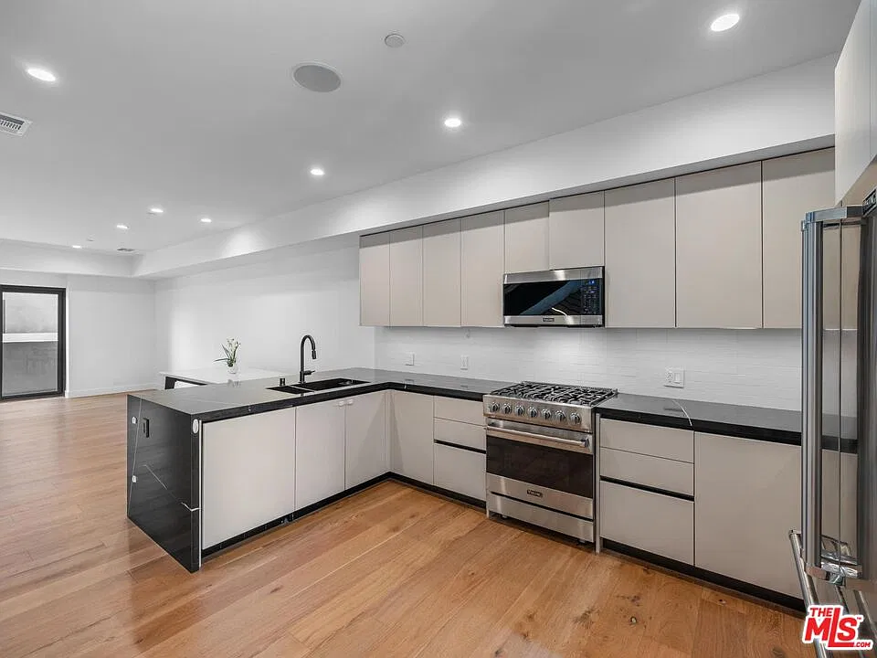 3 bed, 4.5 bath, 2640 sqft, $6,600 — Photo 4