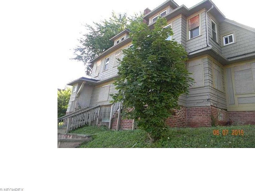 1811 Grantham Rd, Cleveland, OH 44112 | Zillow