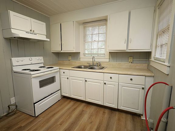 3rd image of 501 Charlton St