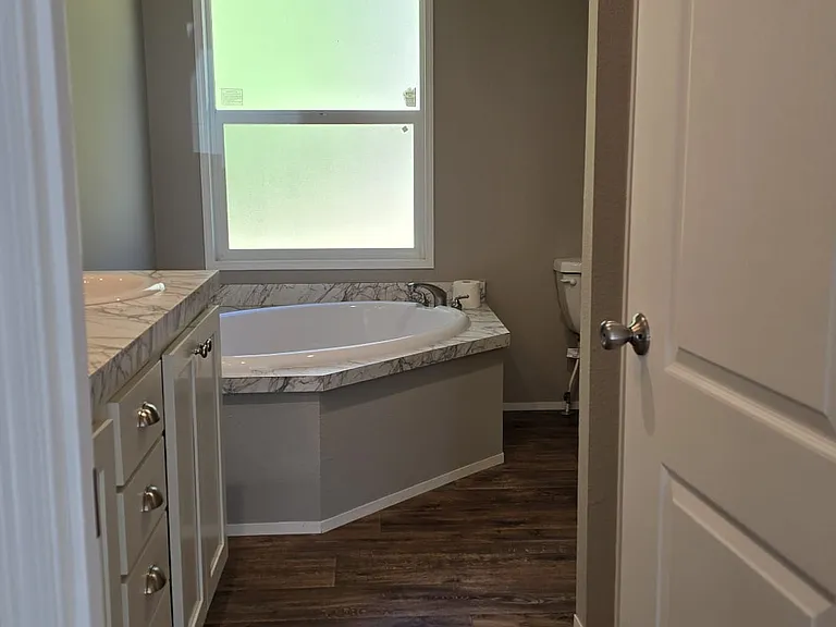1270 E Lakeshore Dr W — Photo 11