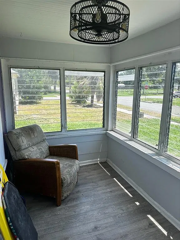3 bed, 1.0 bath, 868 sqft, $1,900 — Photo 2