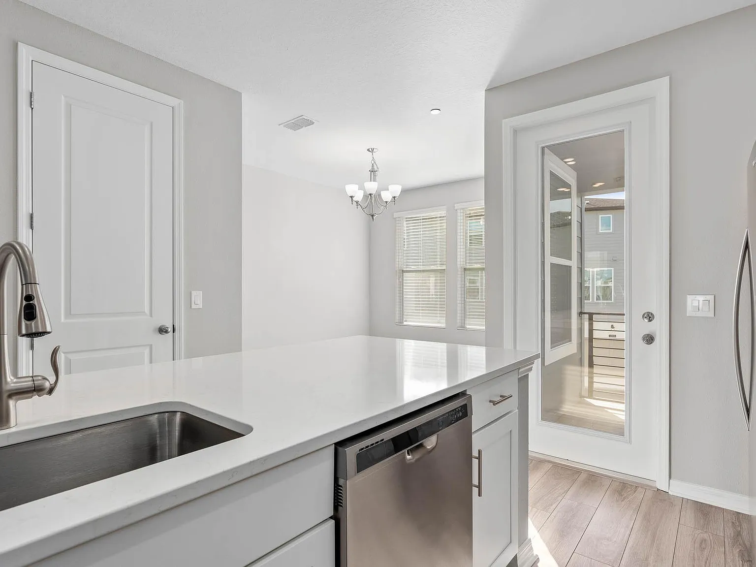 3 bed, 3.5 bath, 2016 sqft, $3,145 — Photo 4