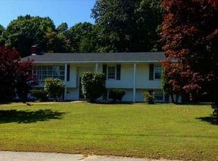 29 Castle Dr, Scituate, RI 02831