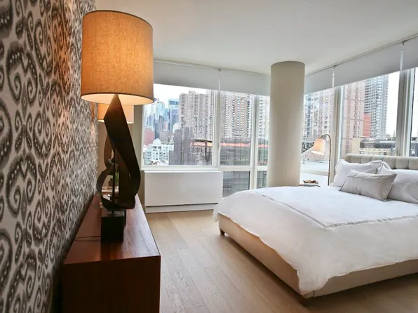 550 West 45th Street image 3 of 19