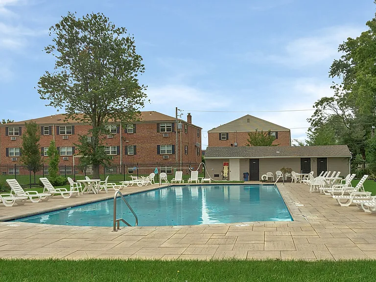 Stratford Apartments — Photo 58