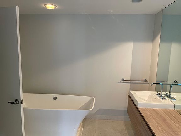 3rd image of 17111 Biscayne Blvd Unit 702