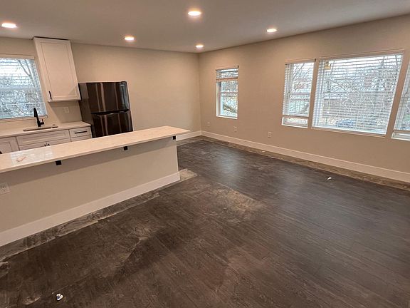 2nd image of 5394 Oxford Ave Floor 2