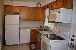 EAT IN KITCHEN WITH NEWER APPLIANCES 