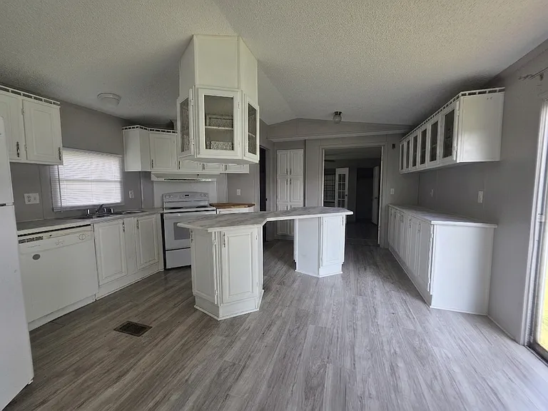 Oak Creek Estates MHC — Photo 76