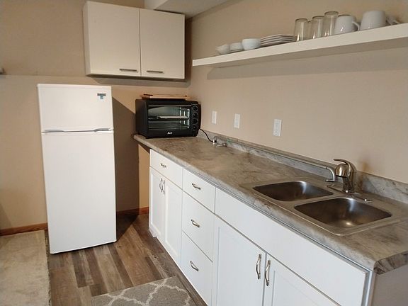 3rd image of 12536 Parkwood Dr