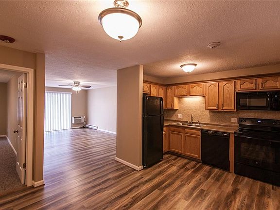 2nd image of 11 Apple Valley Pkwy APT 4