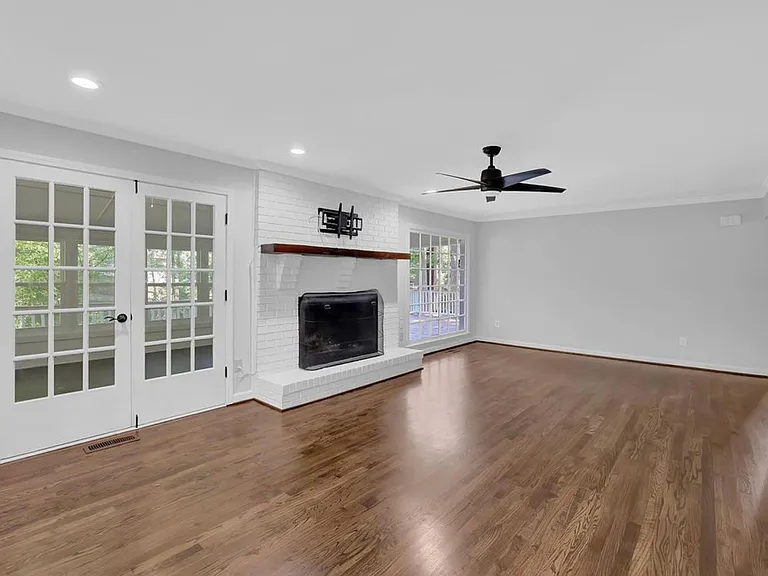 310 Clear Spring Ct — Photo 7
