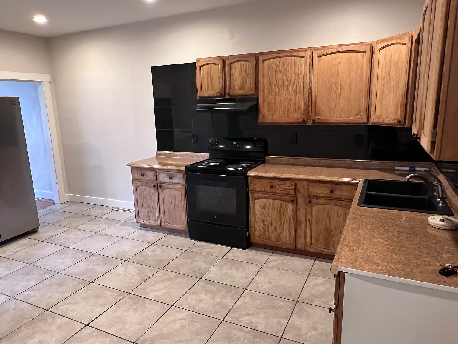 3 bed, 1080 sqft, $2,200 — Photo 3