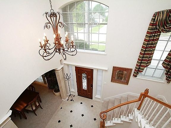 Grand,2-story, tiled entry