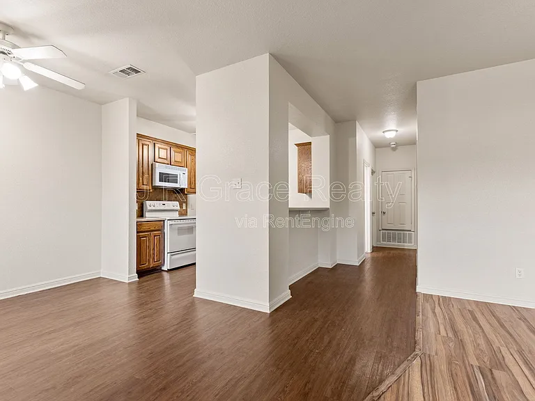 2100 Breezy Dr — Photo 6