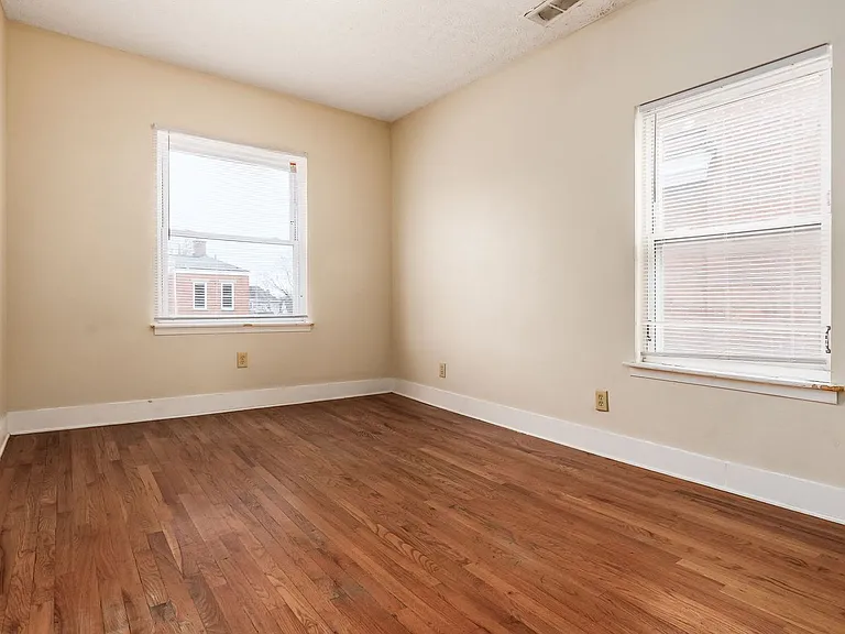 1371 Summit St #C — Photo 9