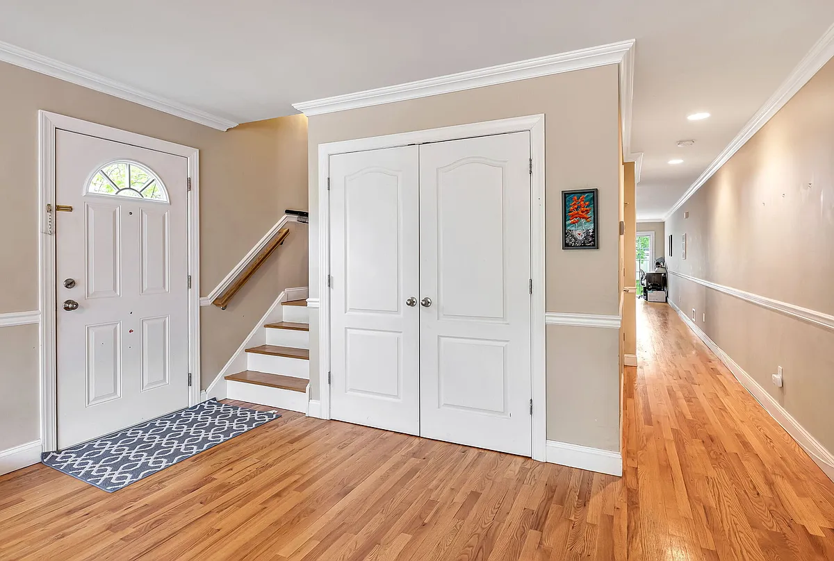 Building Photo - 302 Tenafly Rd