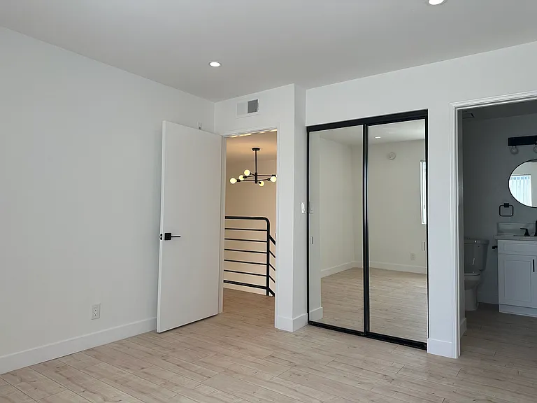 1212 Gower St — Photo 8