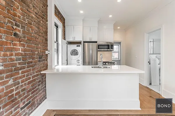 Rented by Bond New York | media 19