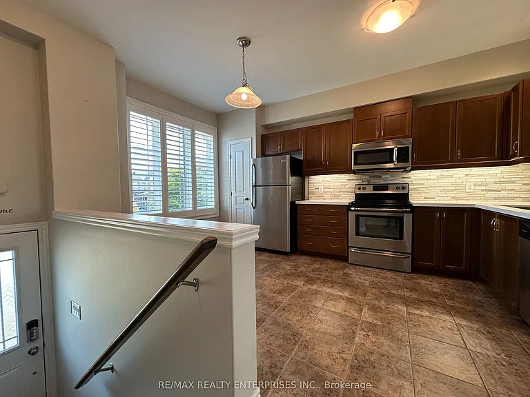 69 Edenrock Dr — Photo 3