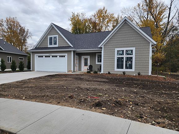 3rd image of 1468 Maplewood Dr #9
