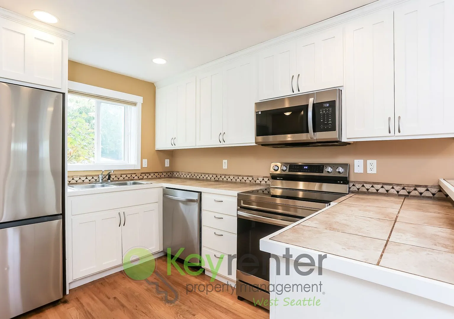 3-Bedroom Beauty with Fenced Yard and Flexible Living — Photo 1