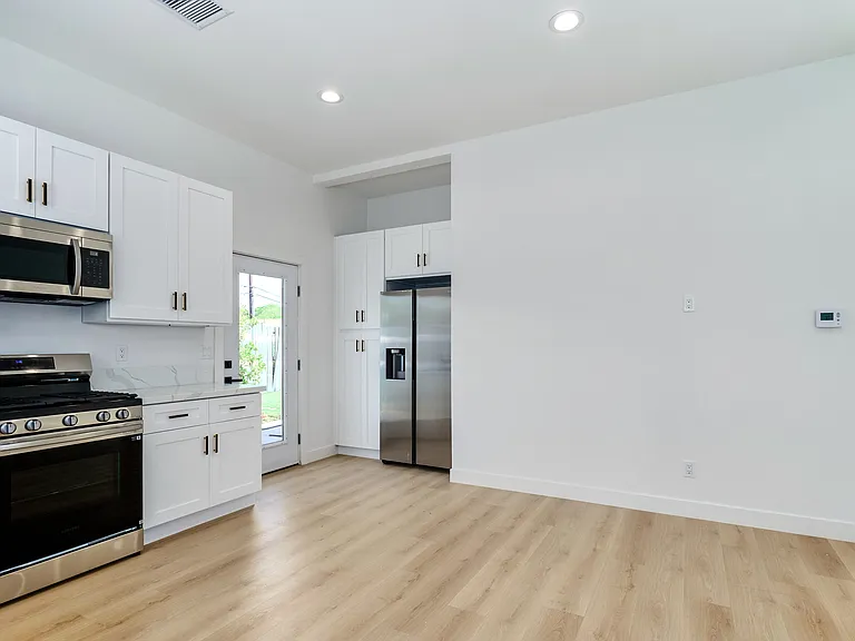 2576 Avenida De Las Plantas #B — Photo 11