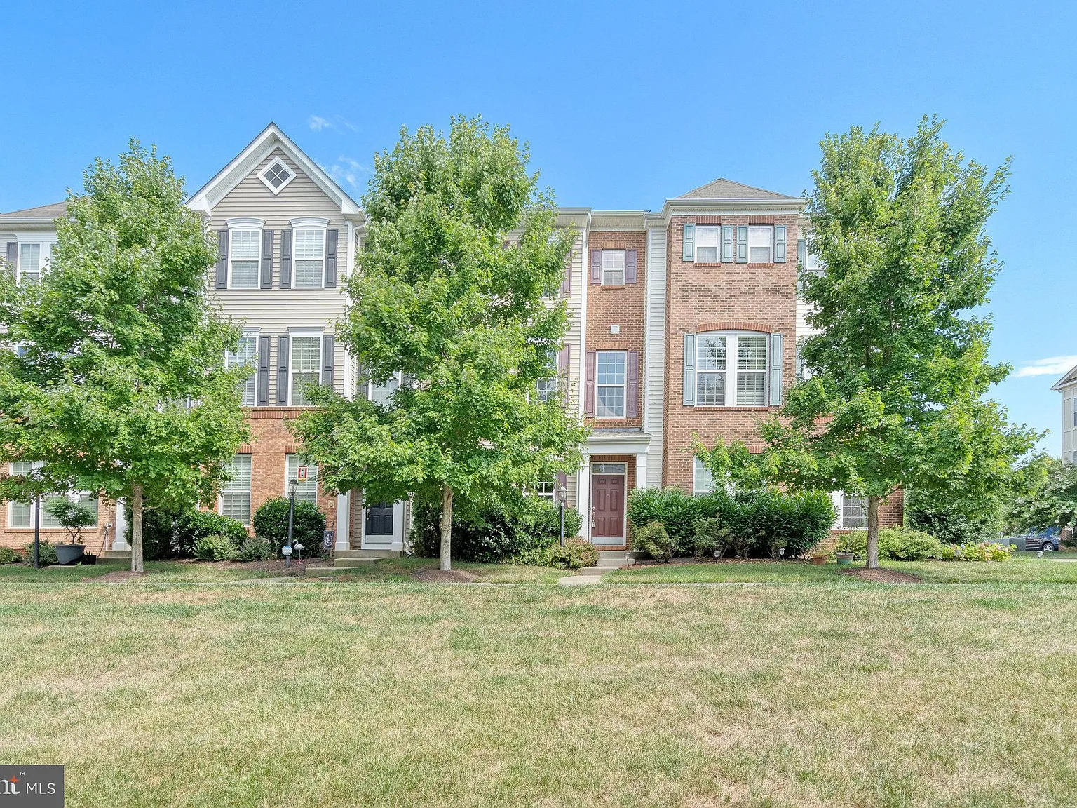 3 bed, 2.5 bath, 2412 sqft, $3,300 — Photo 3