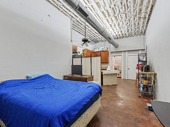 3rd image of 331 S Commercial St