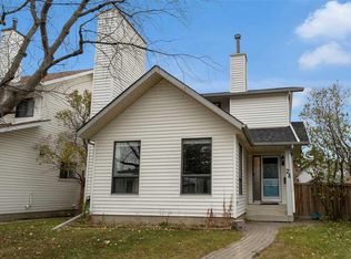 28 N Woodglen Close SW, Calgary, AB T2W 4N1