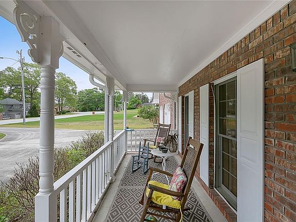 4th image of 597 Heather Dr