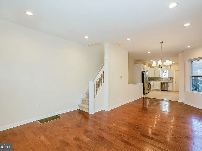 142 S Peach St — Photo 3