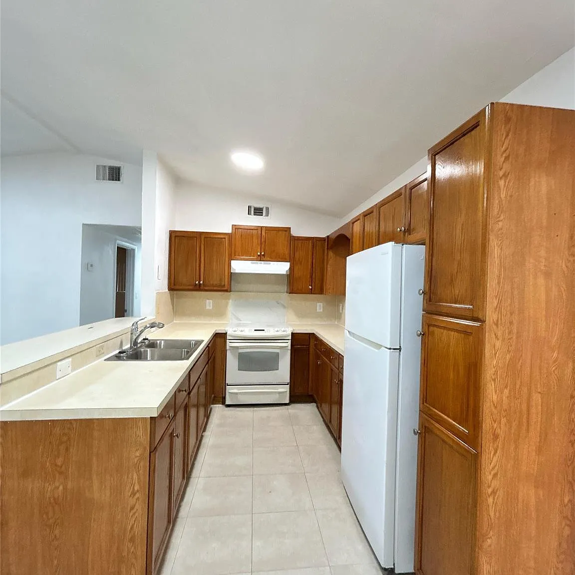 2 bed, 1.0 bath, 1153 sqft, $2,400 — Photo 2