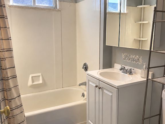 5th image of 233 White St