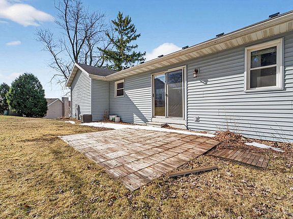 3rd image of 15 Naylor Circle